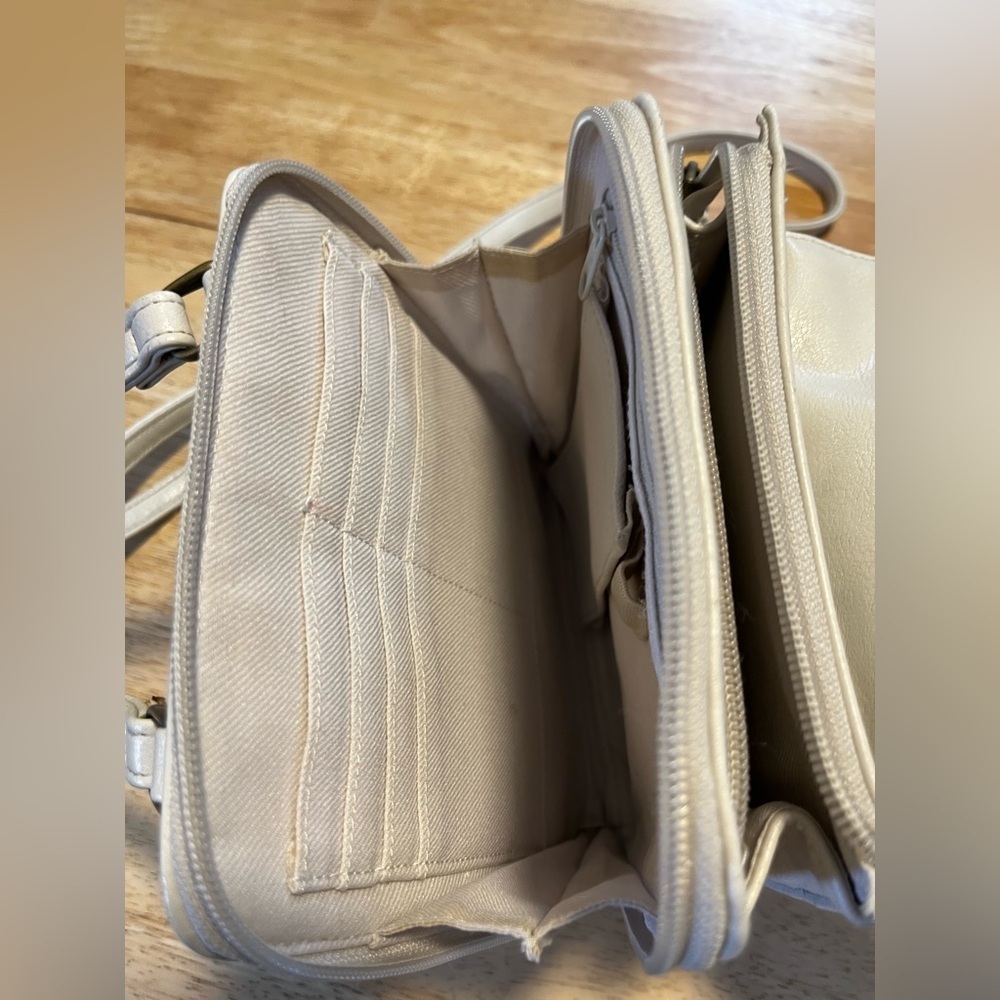 👜 CB Collections Cream Crossbody Bag – Adjustable Strap & Multi-Compartment - Picture 3 of 9
